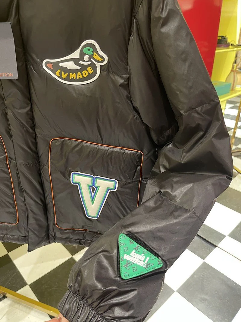 【日本未発売】ルイヴィトン x NIGO コピー ダウンジャケット vuz11527