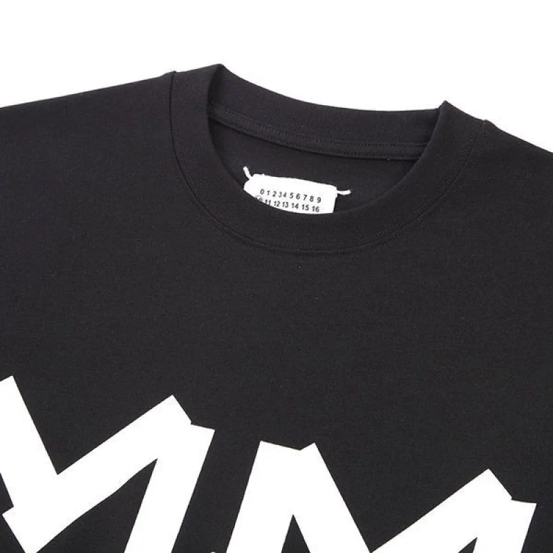 人気No1メゾンマルジェラ ロゴ ブラックTシャツ 偽物 Maq15697