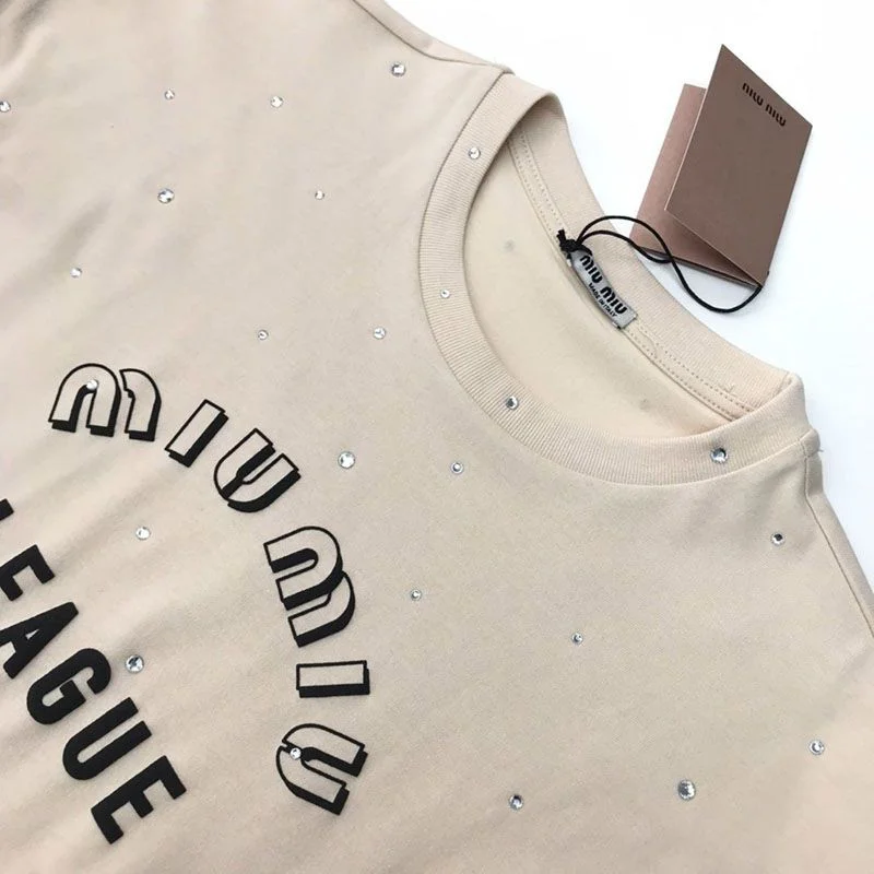 春夏新作ミュウミュウ Leagueロゴ入りのアイコニックなTシャツ 偽物 mye90148