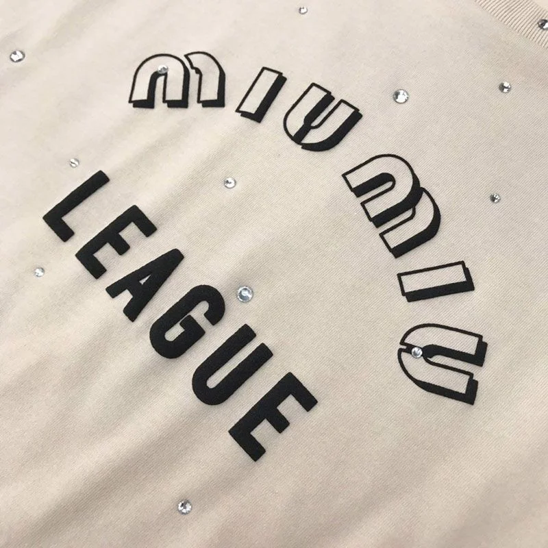 春夏新作ミュウミュウ Leagueロゴ入りのアイコニックなTシャツ 偽物 mye90148