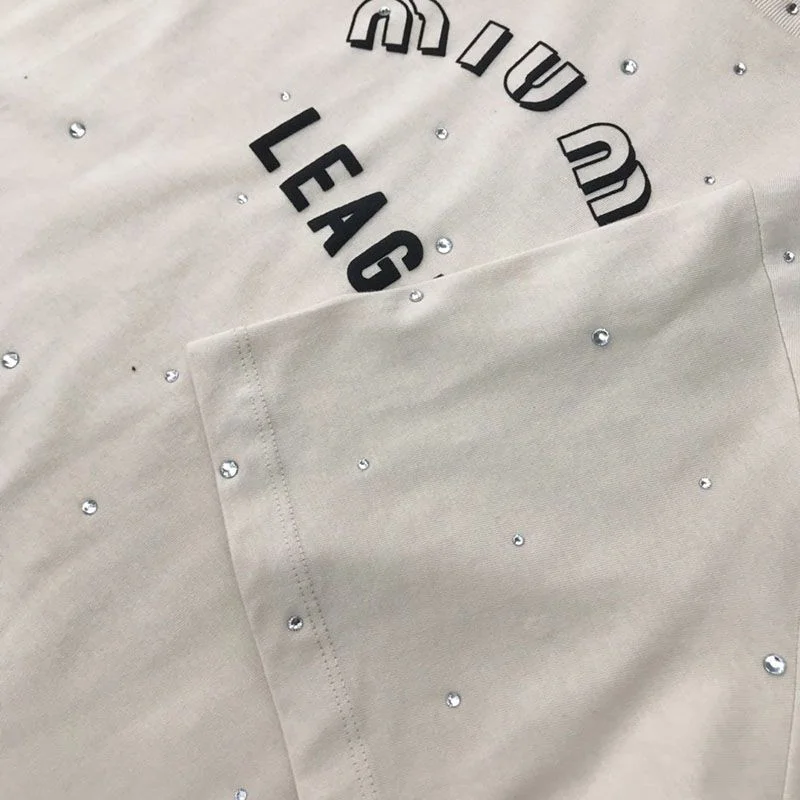春夏新作ミュウミュウ Leagueロゴ入りのアイコニックなTシャツ 偽物 mye90148