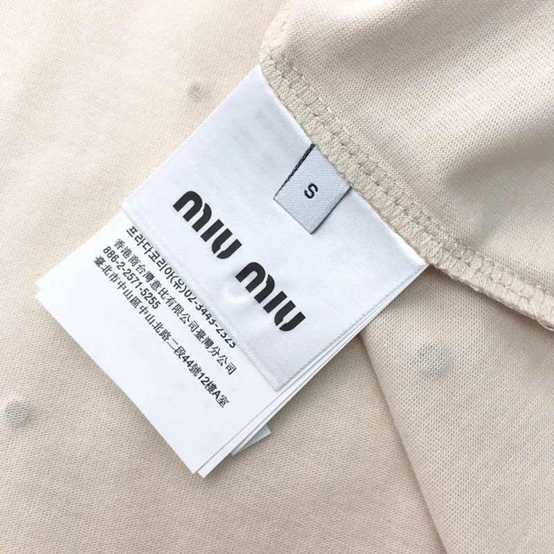 春夏新作ミュウミュウ Leagueロゴ入りのアイコニックなTシャツ 偽物 mye90148