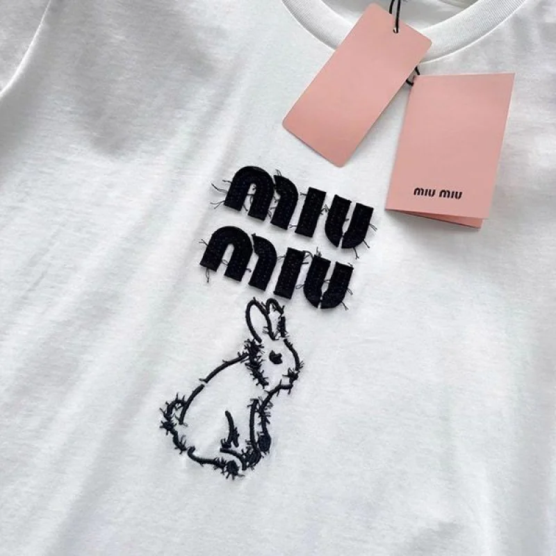 最安値挑戦 ミュウミュウ 刺繍入りコットンTシャツ コピー myl63098