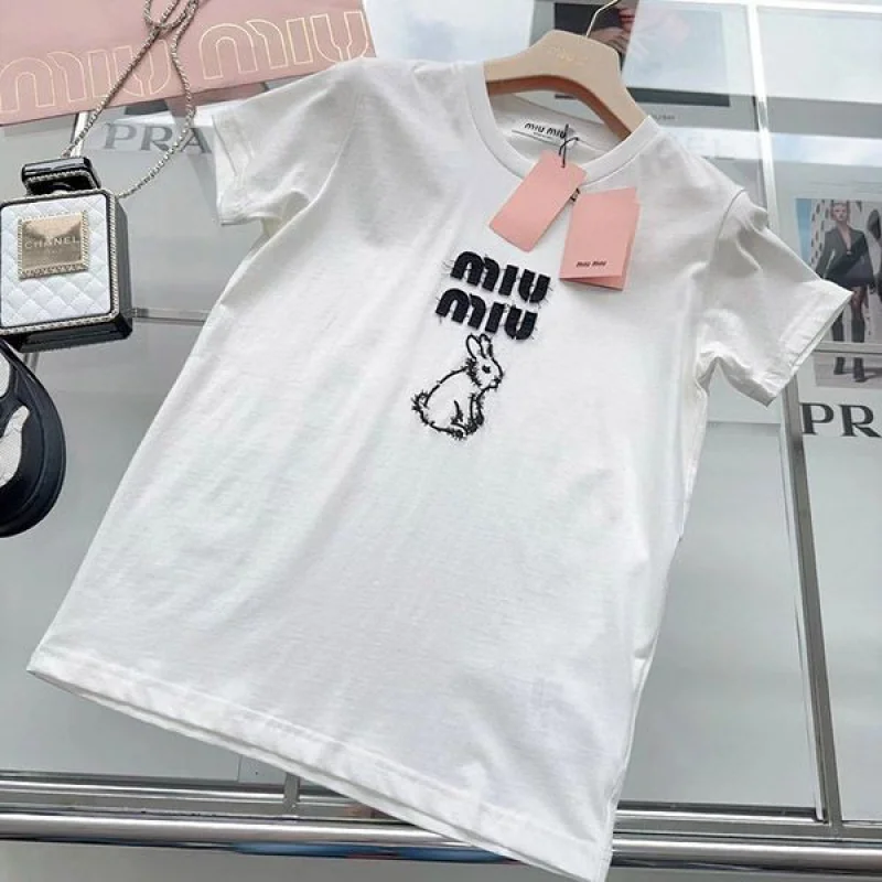 最安値挑戦 ミュウミュウ 刺繍入りコットンTシャツ コピー myl63098