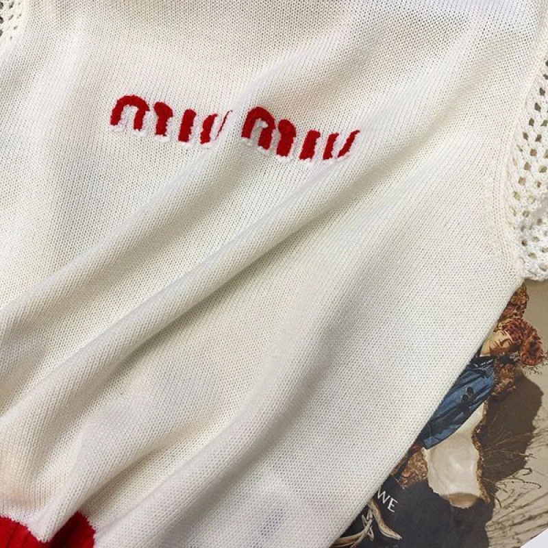 入手困難ミュウミュウ 刺繍入りTシャツ コピー コットン myn17950