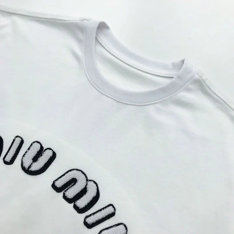 超話題!ミュウミュウ コピー Leagueロゴ入りのアイコニックなTシャツ myu24874