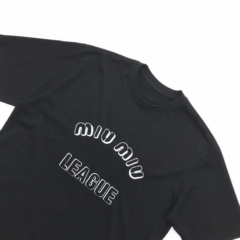 送料込ミュウミュウ 偽物 Leagueロゴ入りのアイコニックなTシャツ myz87152