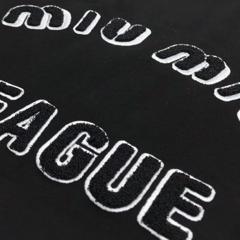 送料込ミュウミュウ 偽物 Leagueロゴ入りのアイコニックなTシャツ myz87152