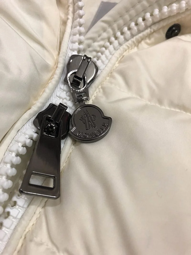 関税負担なし モンクレール 偽物 HUDSON ロングスタイル ファー付きダウン moq71130
