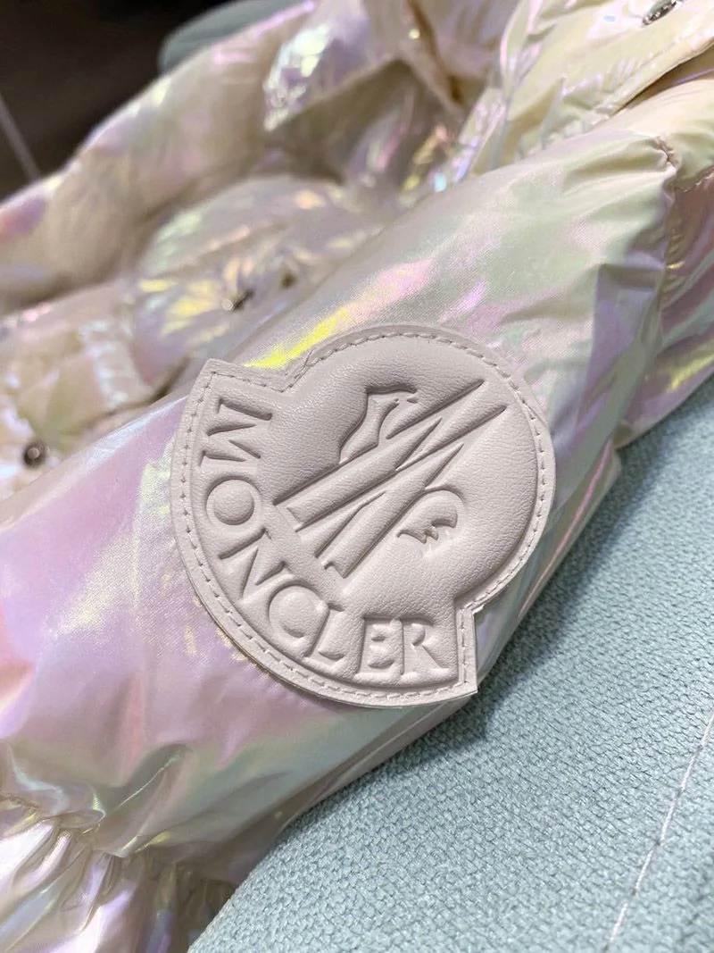 可愛い モンクレール コピー 光沢ナイロン フード付 ダウン mod13097