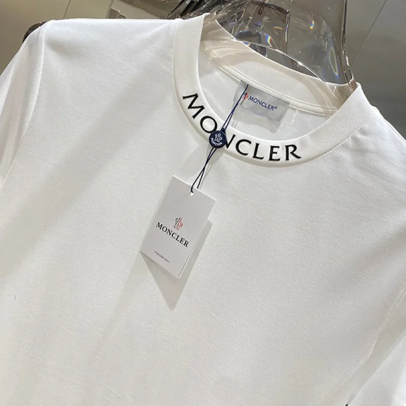モンクレール 衿にレタリング付きTシャツ 偽物 mog49139