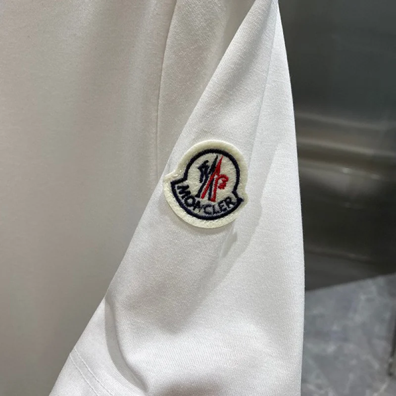 モンクレール 衿にレタリング付きTシャツ 偽物 mog49139
