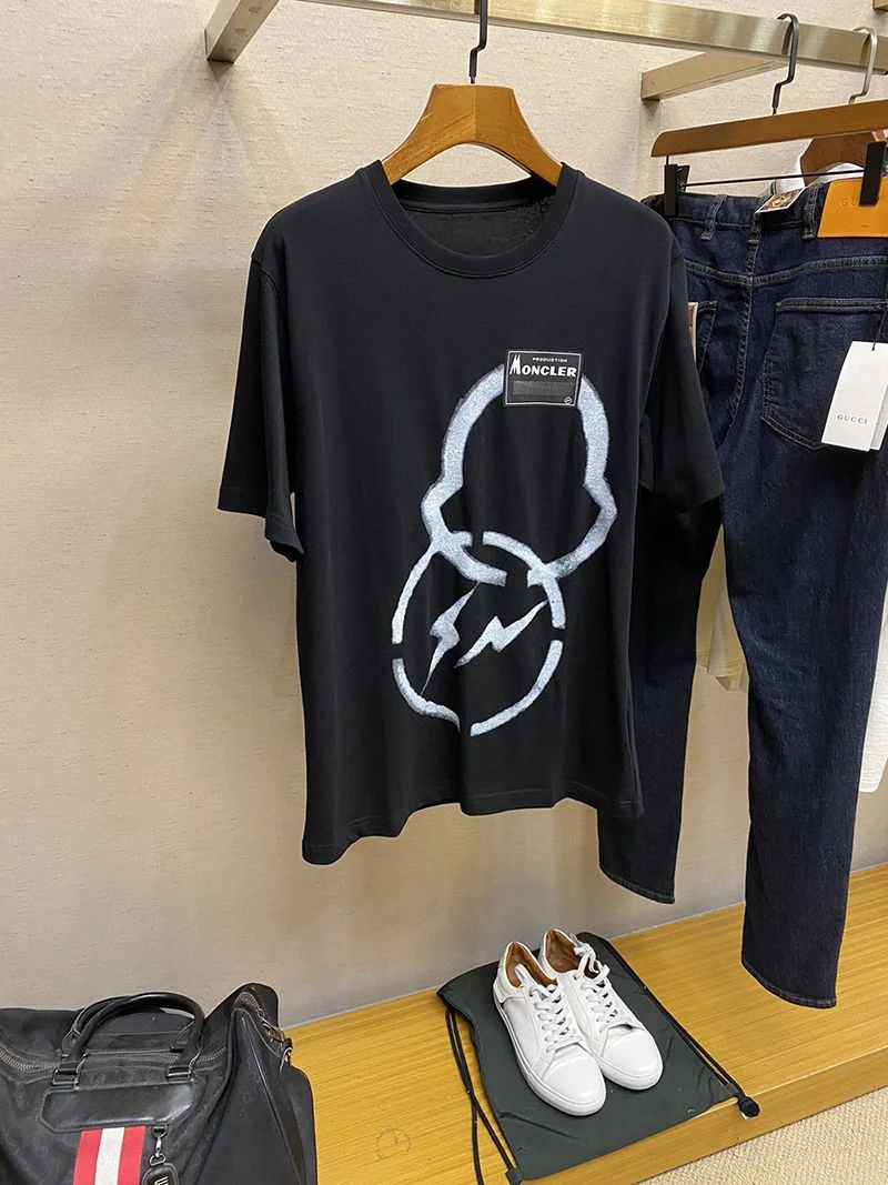 ★日本!!人気!モンクレールジーニアス コピー【7 モンクレール FRAGMENT藤沢ヒロシ】Fragment スプレーロゴTシャツ mog49509