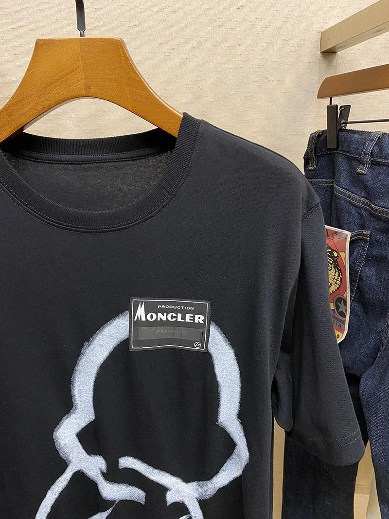 ★日本!!人気!モンクレールジーニアス コピー【7 モンクレール FRAGMENT藤沢ヒロシ】Fragment スプレーロゴTシャツ mog49509