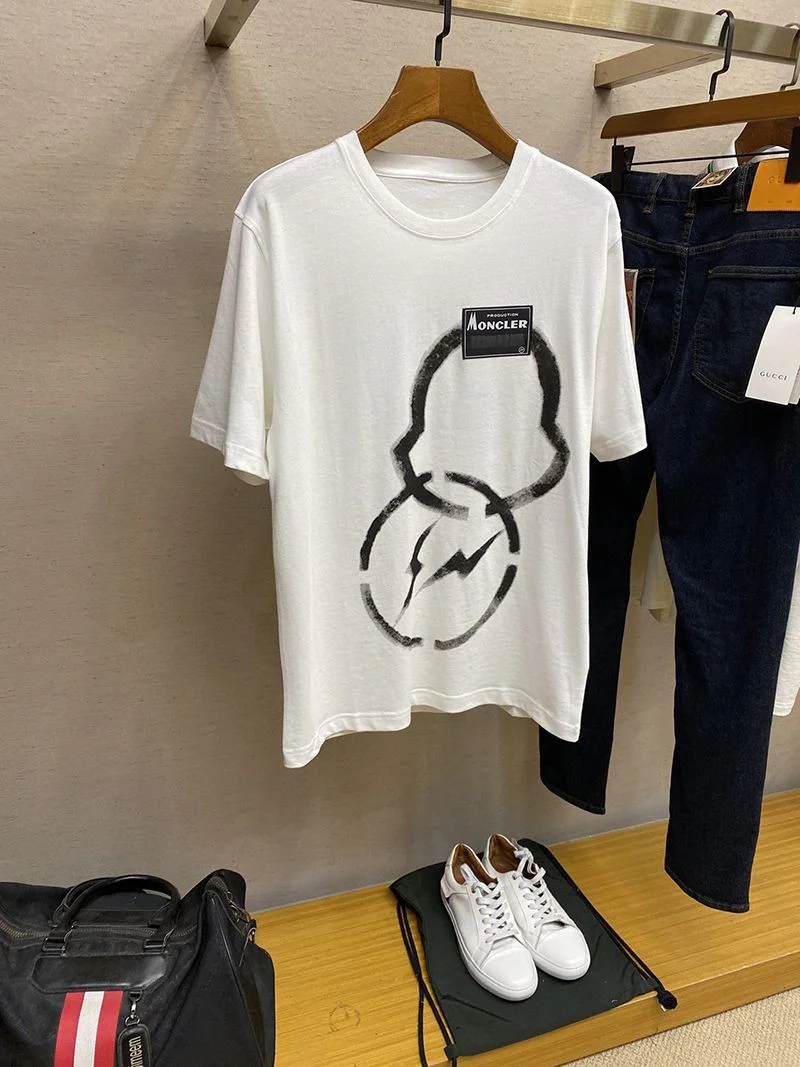 新作モンクレールジーニアス 偽物★GENIUS FRAGMENTコラボ スプレーロゴTシャツ 藤原ヒロシ moi77942
