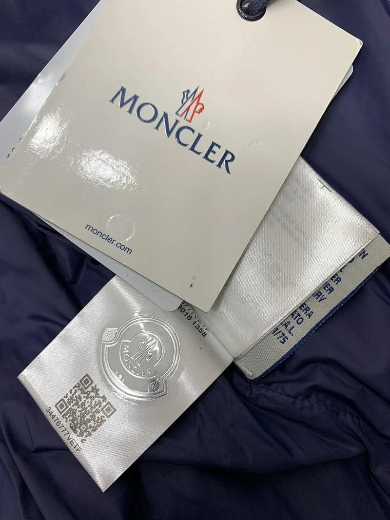 日本未入荷 モンクレール 偽物 フード付 ダウンベスト mok21760