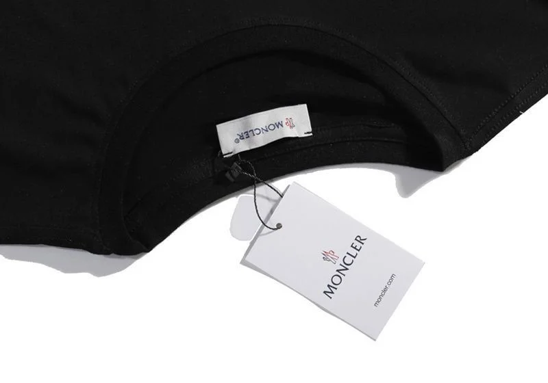 入手困難モンクレール ロゴマークTシャツ コピー mom33242