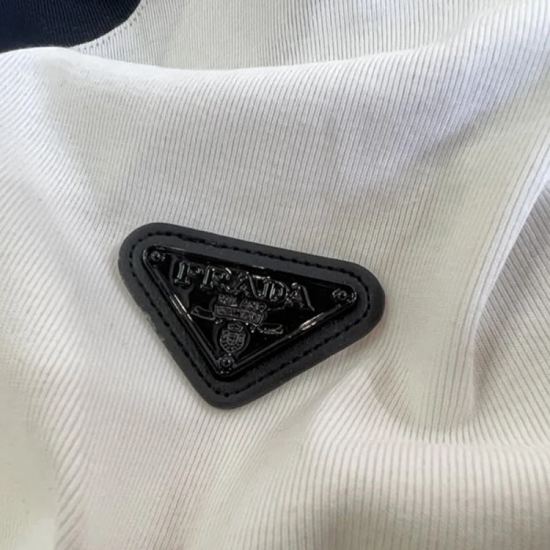 プラダ ロゴパッチ Tシャツ コピー 入手困難品！ 828341