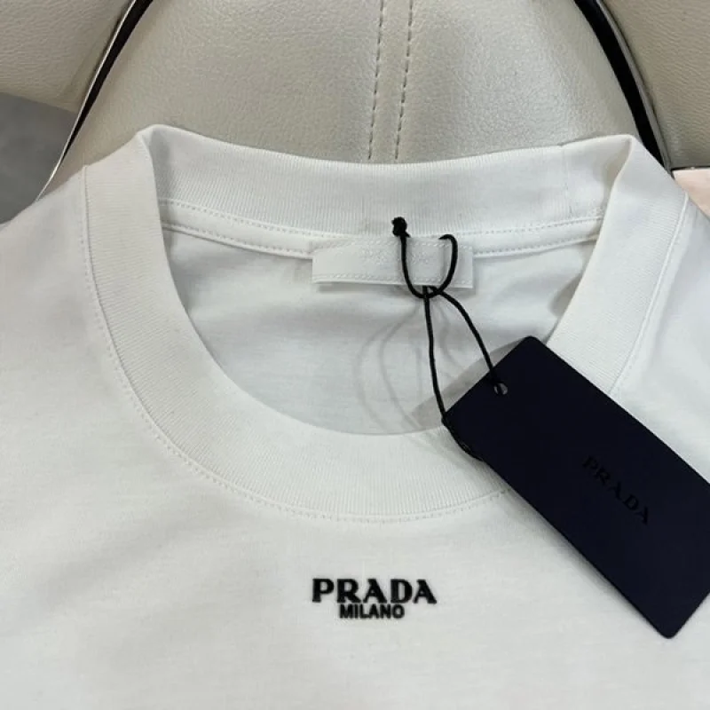 綺麗な プラダ ロゴTシャツ ポケット付半袖 コピー puo30163