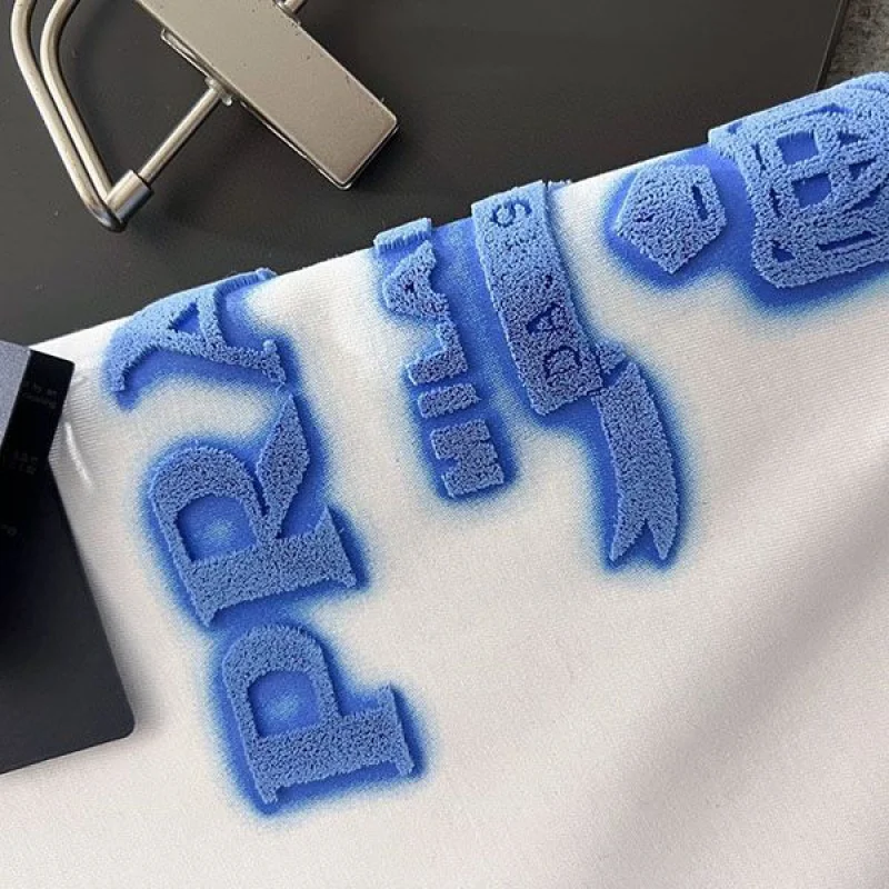 確保済みプラダ 偽物 エンボス ロゴ コットン Tシャツ 2色 puj65769