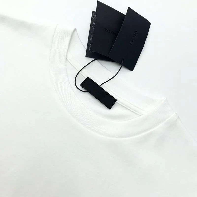 日本未入荷プラダ 偽物 コントラストトライアングル ロゴ コットンTシャツ ホワイト puz08445