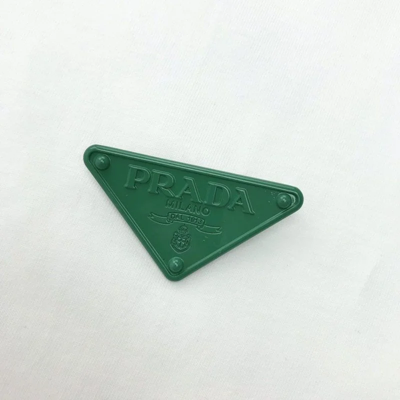 日本未入荷プラダ 偽物 コントラストトライアングル ロゴ コットンTシャツ ホワイト puz08445