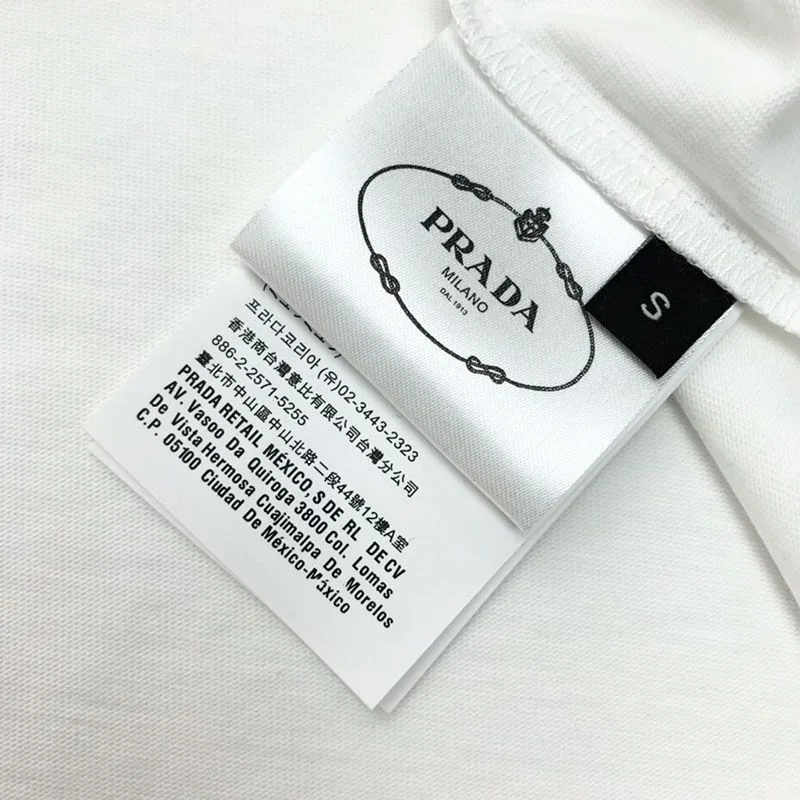 日本未入荷プラダ 偽物 コントラストトライアングル ロゴ コットンTシャツ ホワイト puz08445