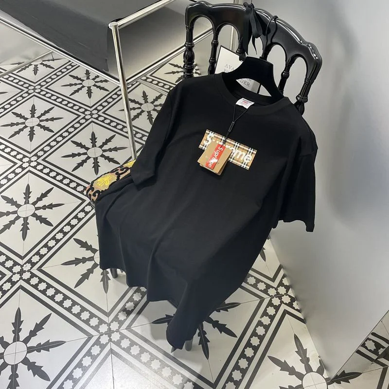 大人気!!新色最強コラボ シュプリーム × バーバリー ボックスロゴ Tシャツ 偽物 Sha47487