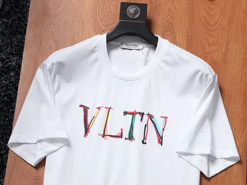 関税込ヴァレンティノ Tシャツ パロディ VLTN コットンロゴ Tシャツ Vuk85200