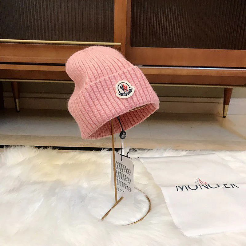春もの新作 モンクレール リブ ビーニー ロゴ パッチ ニット帽 偽物 moh79141