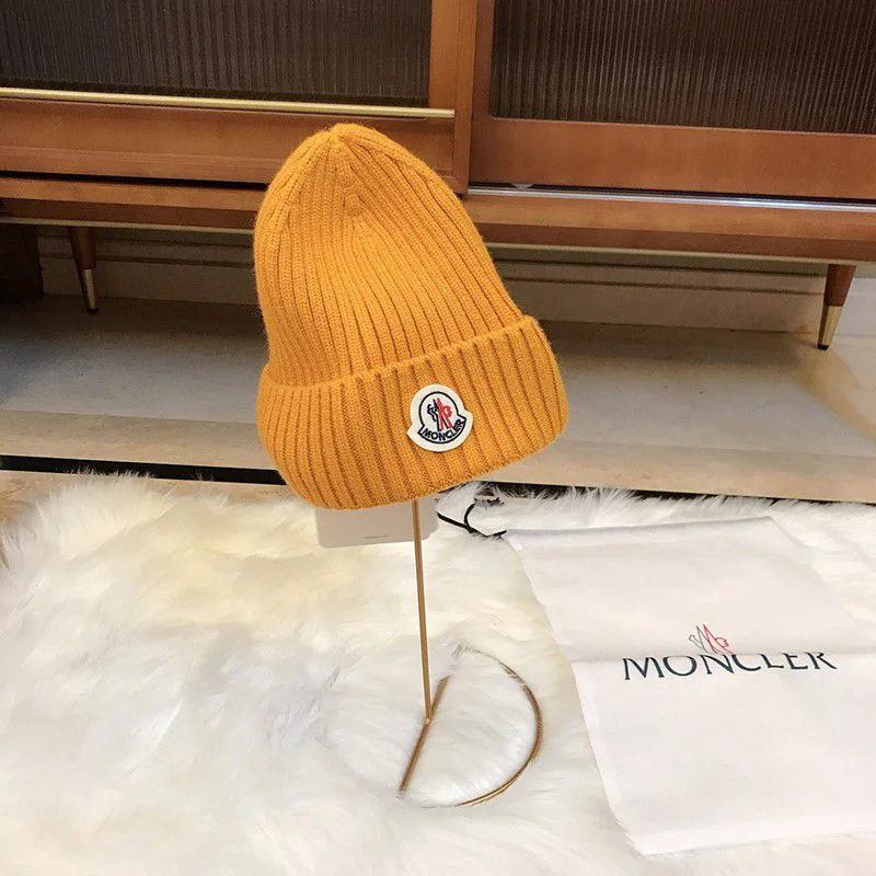 超希少!モンクレール 偽物 リブ ビーニー ロゴ パッチ ニット帽 mod90723