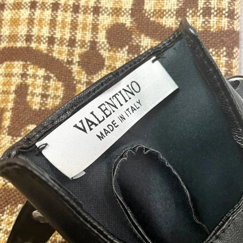 ヴァレンティノ ロックスタッズ レザー手袋 偽物 Vuy89007