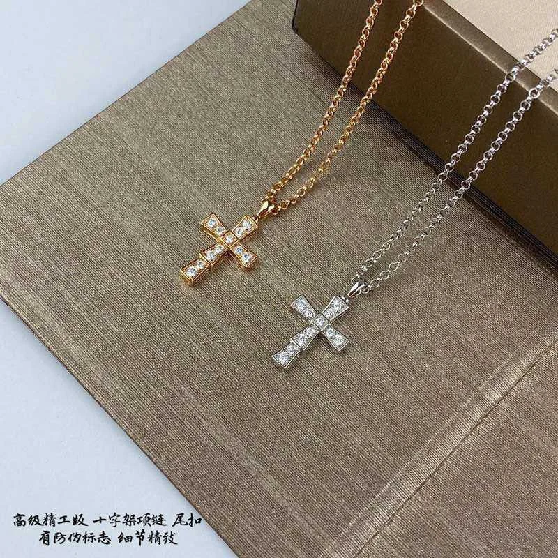 大人気!!新色ブルガリ クロス ネックレス コピー Vゴールド超限定♪ Bul06007