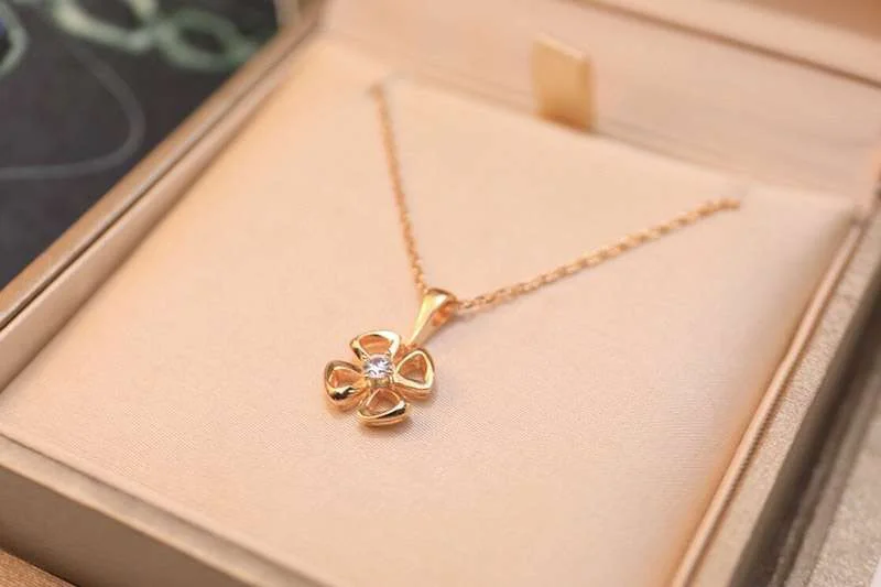 ★日本!!人気！ギフトに最適♪ ブルガリ コピー ダイヤ ネックレス 18K ゴールド But97682