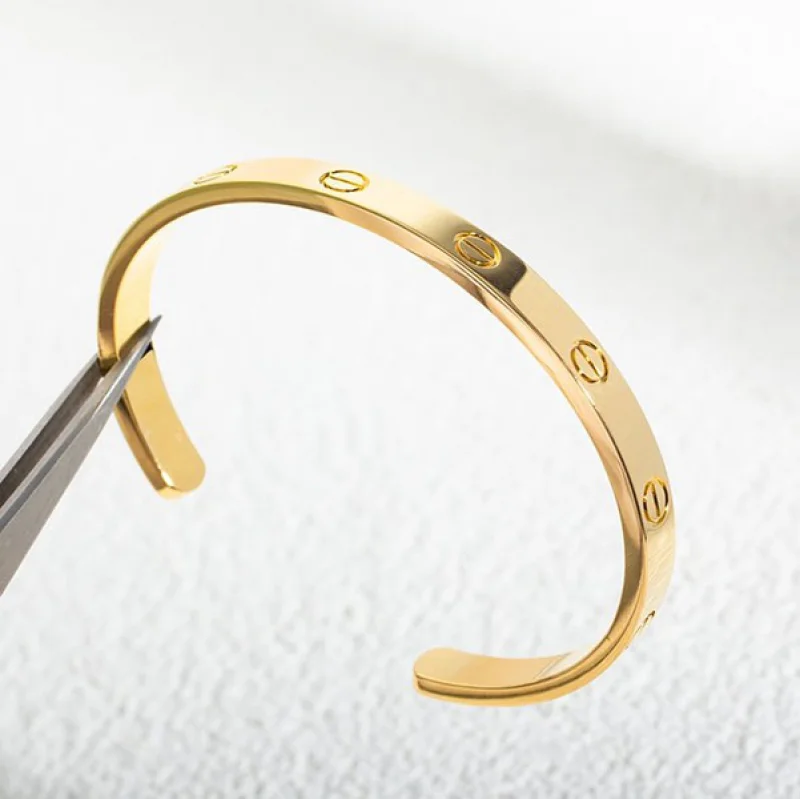 カルティエ LOVEブレスレット 偽物 18Kゴールド バングル kaa12632