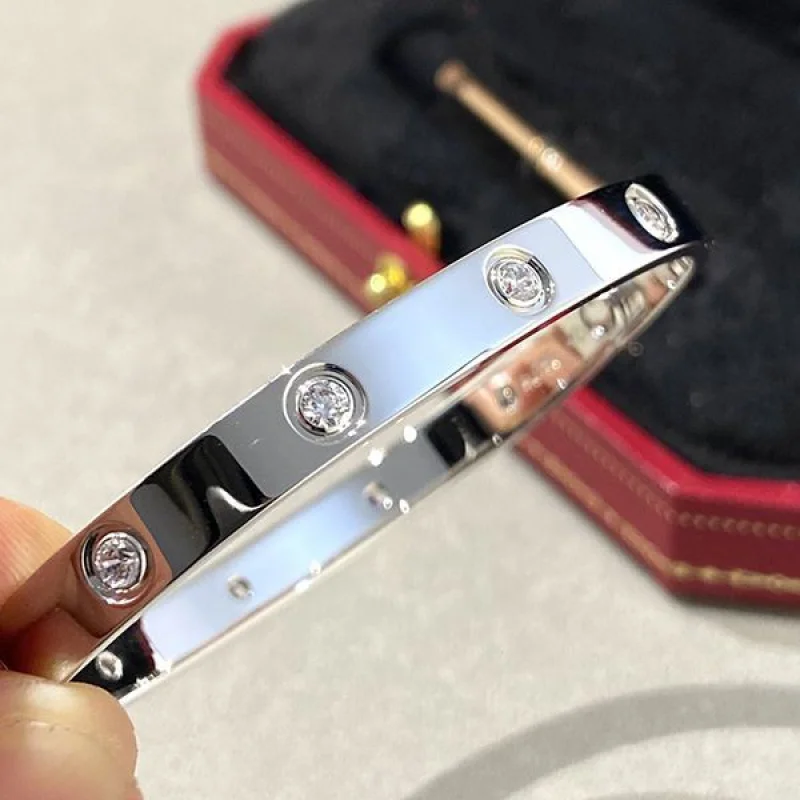 お洒落で可愛いカルティエ LOVE ブレスレット コピー kaa72379