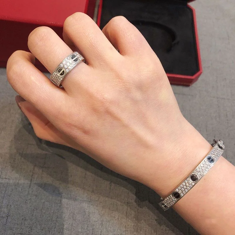 セール新作カルティエ LOVE ブレスレット 偽物、パヴェダイヤモンド 2サイズ kao25025