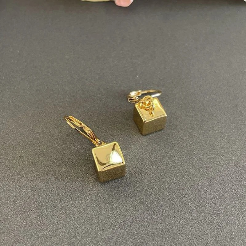 希少色セリーヌ トリオンフ キューブ ピアス 偽物 46Y876BZI35OR