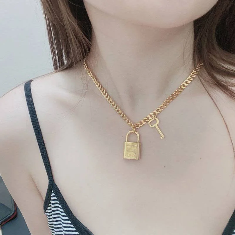 大人気!!新色セリーヌ 16セーズ 偽物 パドロック ネックレス Cep97445
