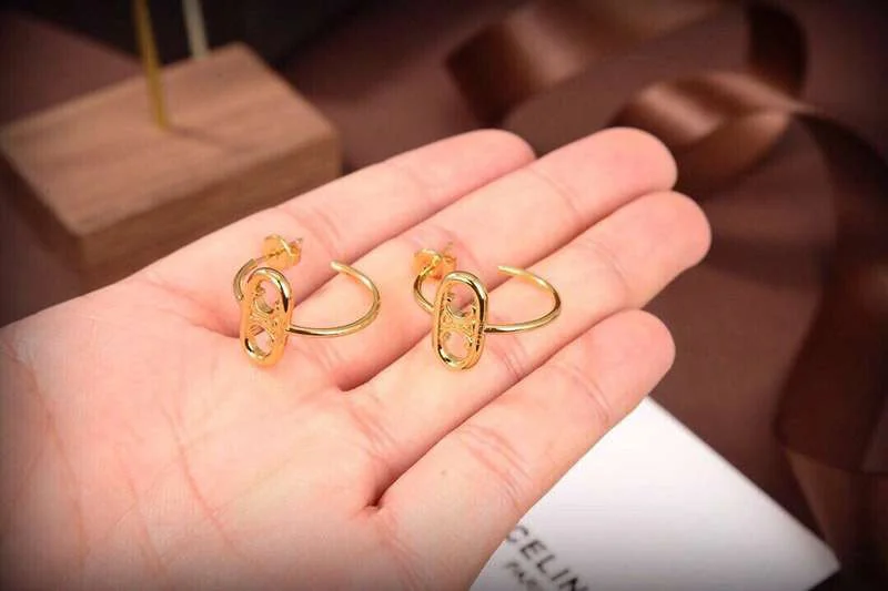 完売必至セリーヌ トリオンフ ピアス ロゴ 偽物 Cez60725