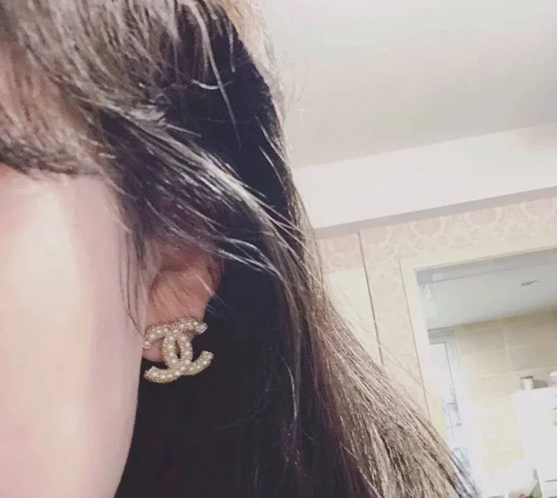 入手困難シャネル コピー CCロゴ レジン & ストラス ピアス she43849