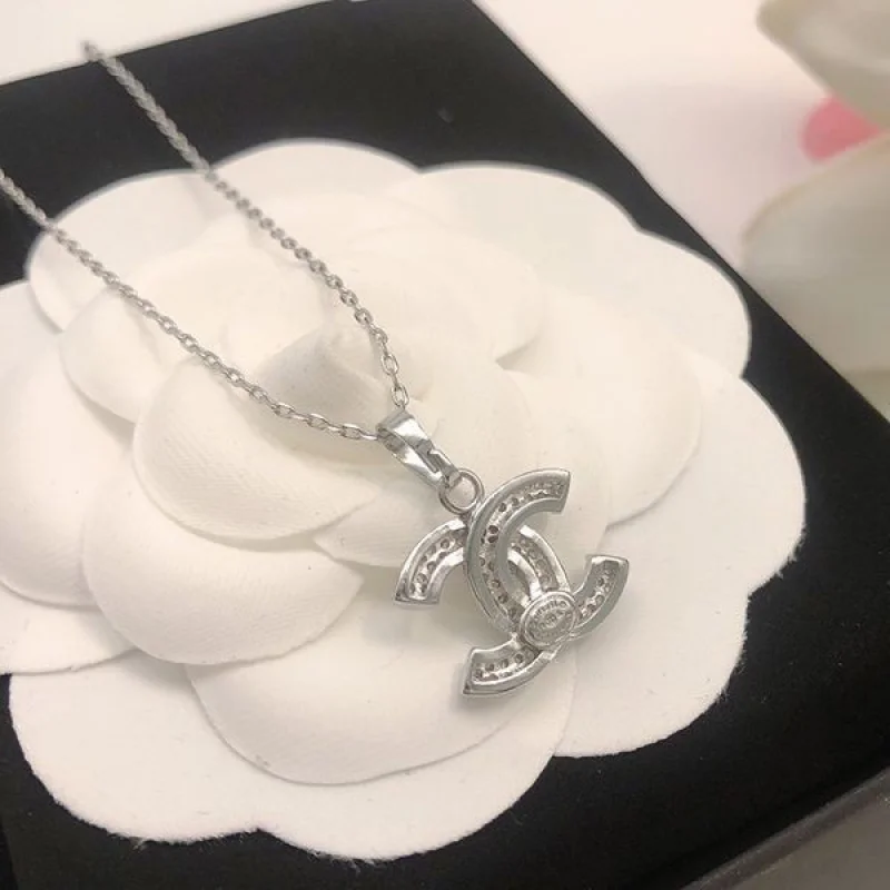 可愛いシャネル コピー CCロゴ ネックレス・ペンダント シルバー shg58238