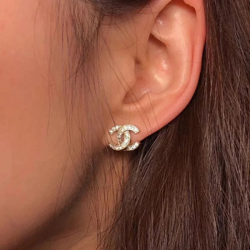 目を惹くカラーシャネル コピー ☆ピアス CCマーク ゴールド/シルバー shn56299