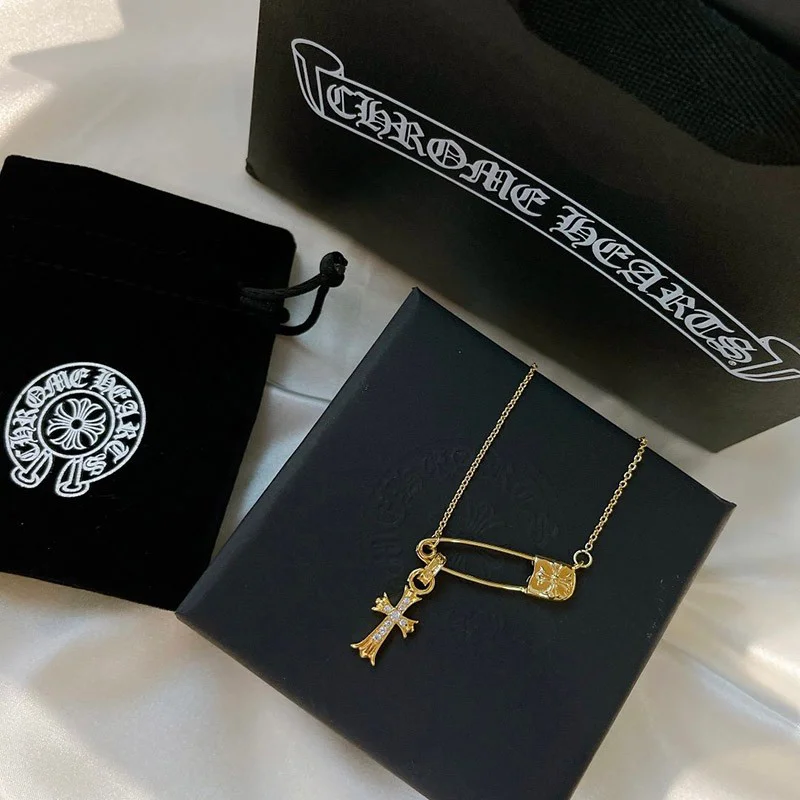 【限定カラー】【クロムハーツ ネックレス 偽物】CHクロス 22K セーフティピン ゴールド Kub13317