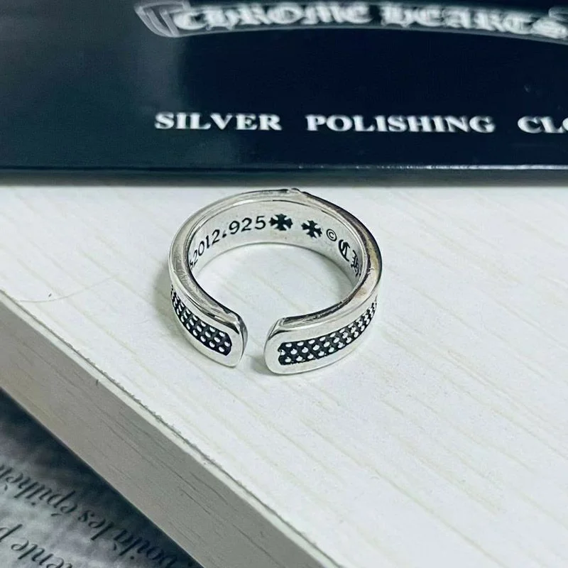世界中で大人気♪クロムハーツ フローラルクロス CHクロス リング 偽物 Kue96031