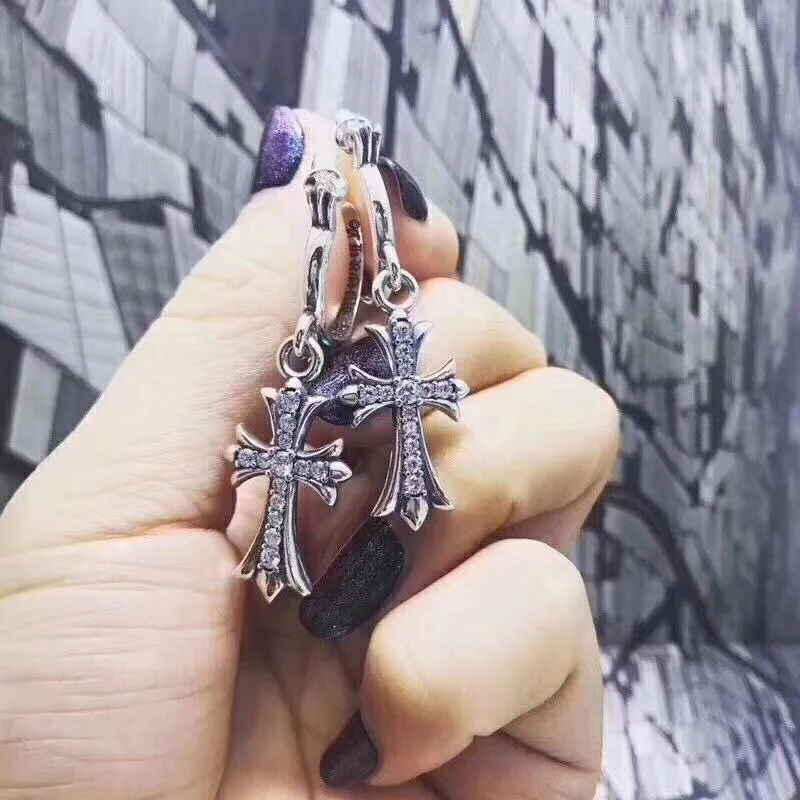 【日本未発売】クロムハーツ ピアス コピー タイニー CHクロス フープ イアリング Kux18727
