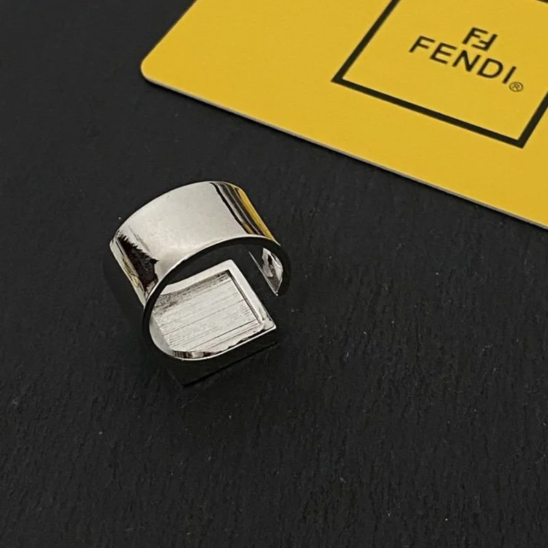 送料込すぐ届くフェンディ FFロゴ リング 指輪 偽物 7AJ213F1N