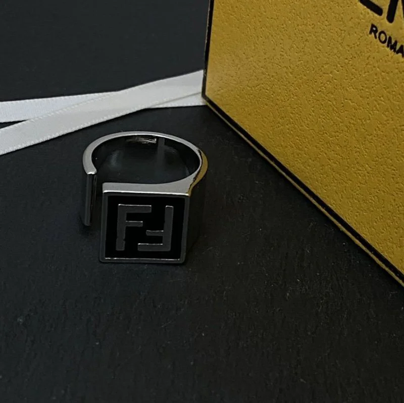 送料込すぐ届くフェンディ FFロゴ リング 指輪 偽物 7AJ213F1N