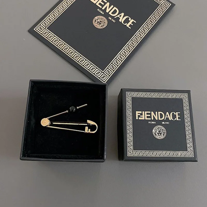 定番 フェンダーチェ ゴールドカラー ピアス コピー fex21476