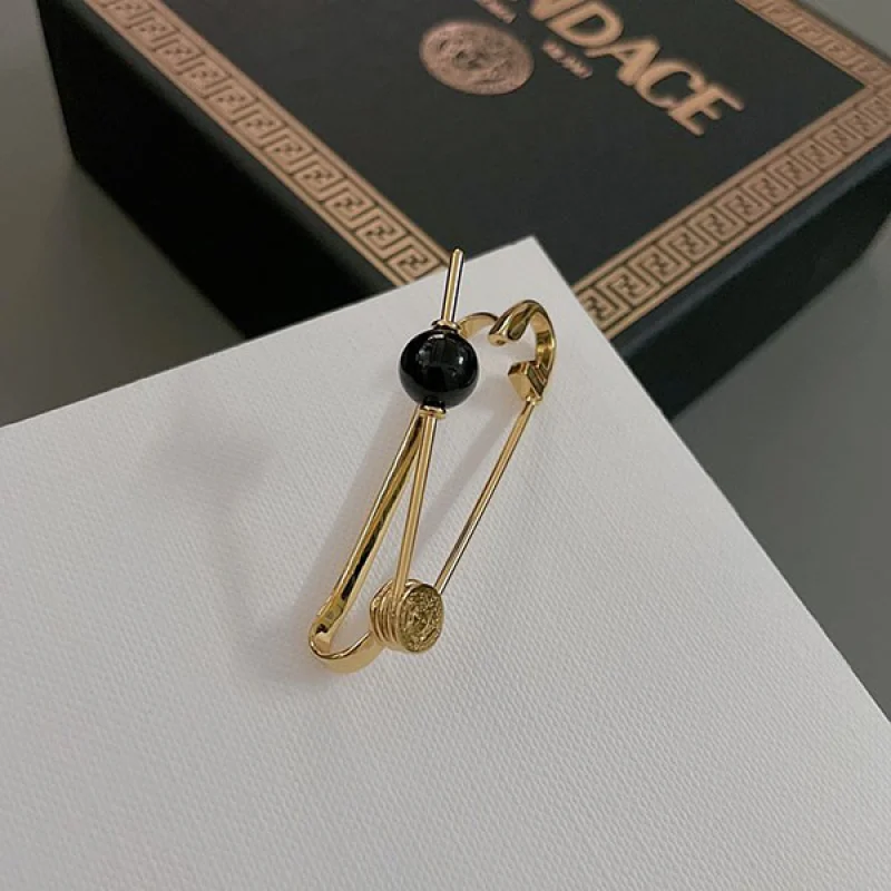 定番 フェンダーチェ ゴールドカラー ピアス コピー fex21476